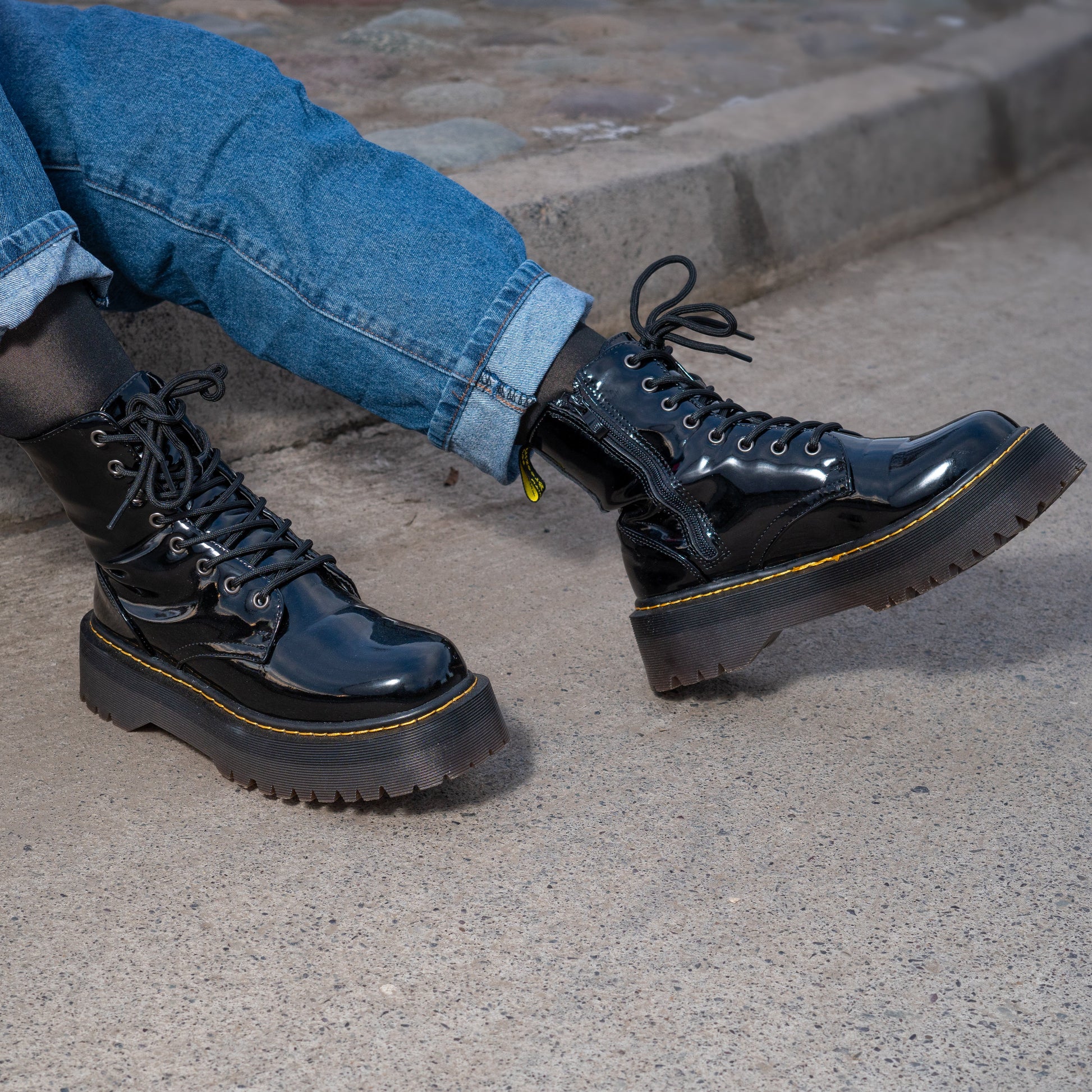 Botín charol Dr Martens